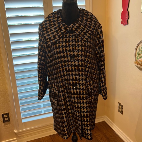 Houndstooth Black and Tan Women's Coat - Picture 1 of 10